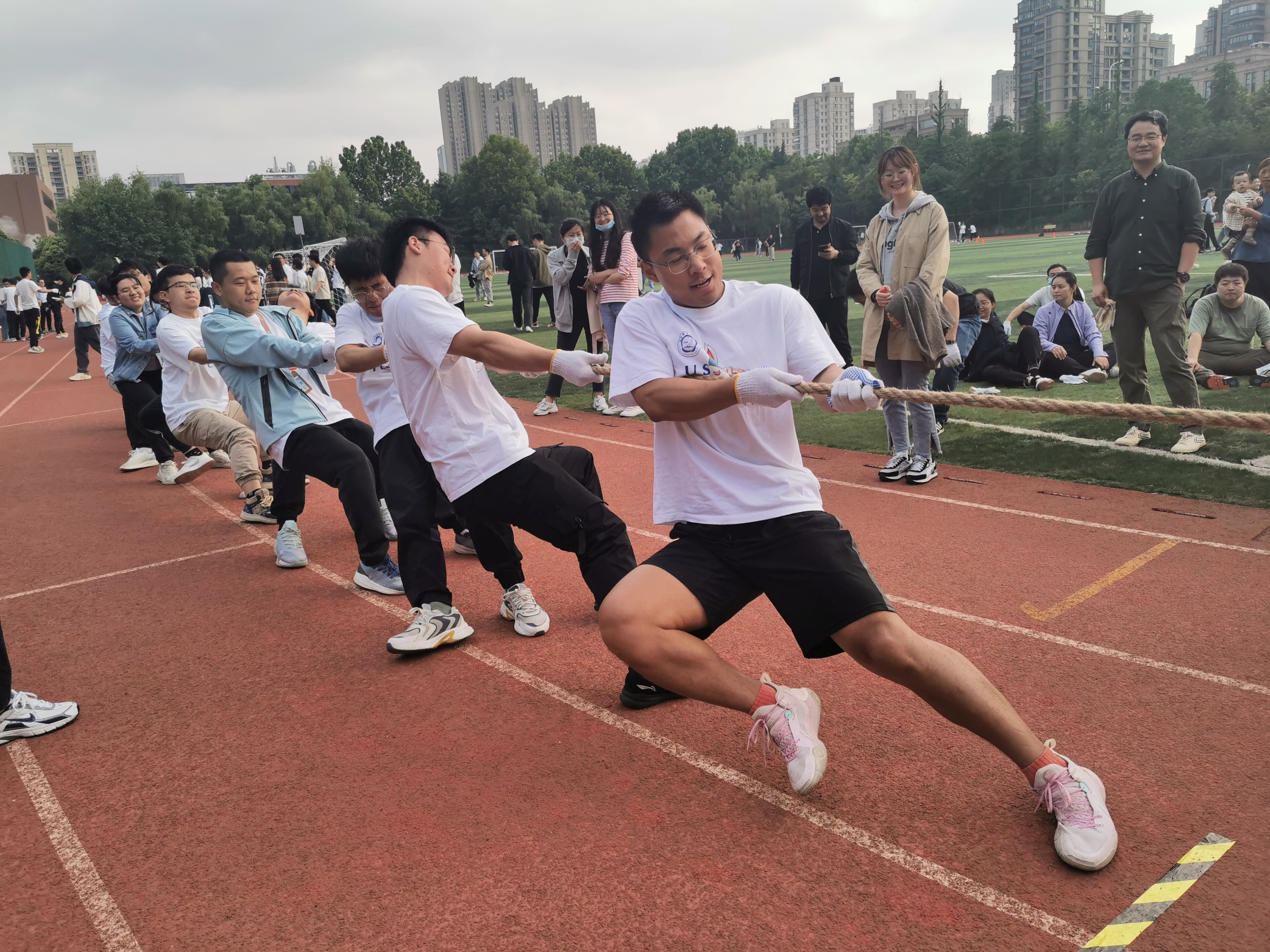 劲敌对决,球员们斗志昂扬,拼尽全力的简单介绍 劲敌对决,球员们斗志昂扬,拼尽全力的简单介绍