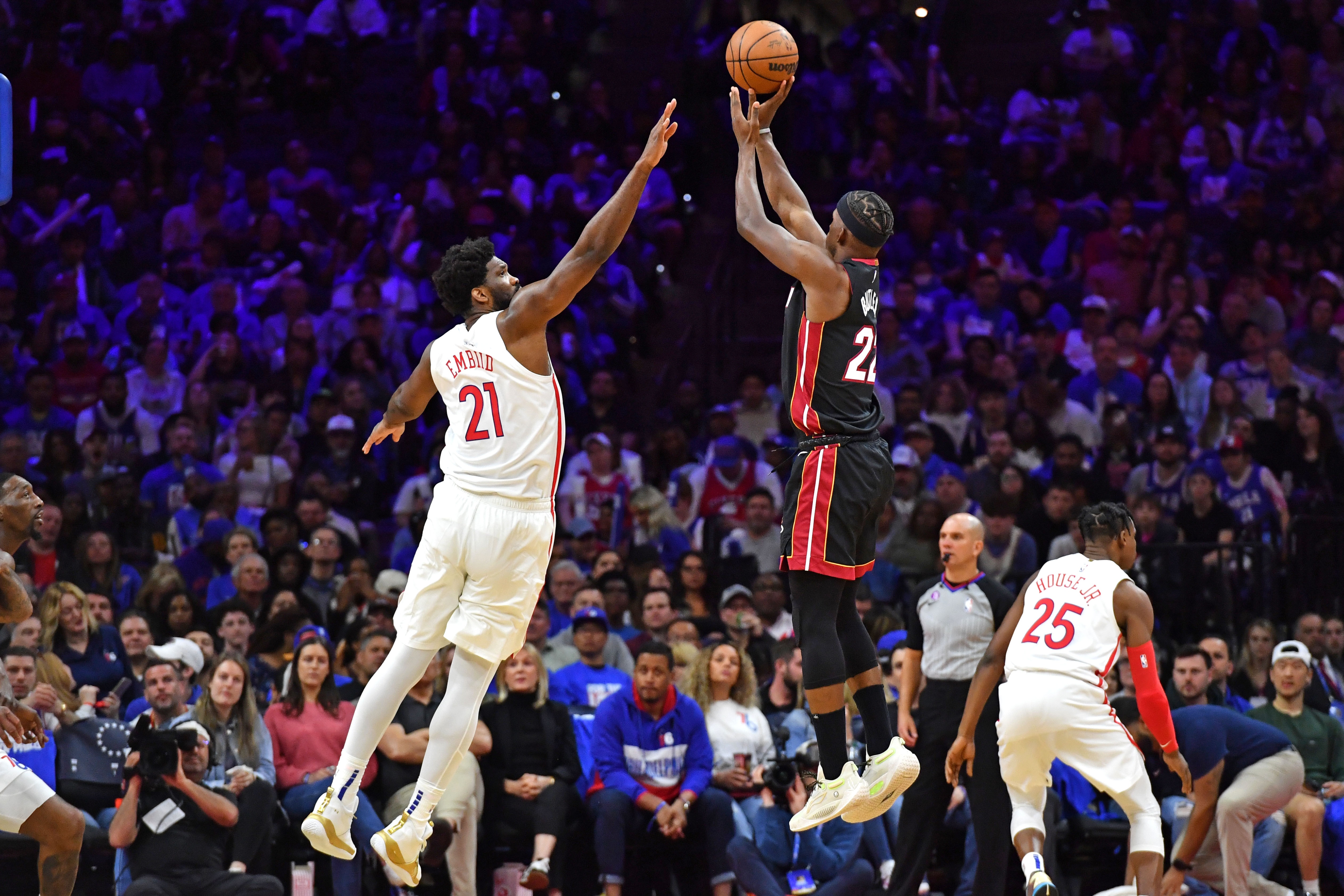 热火队在NBA比赛中夺得胜利 热火队在NBA比赛中夺得胜利