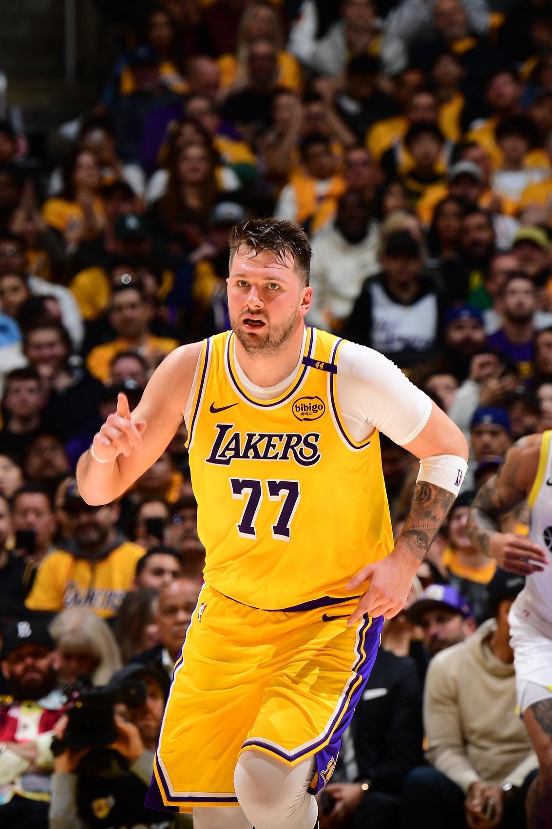 包含雄鹿全队投进关键球，惊险逆转获胜的词条