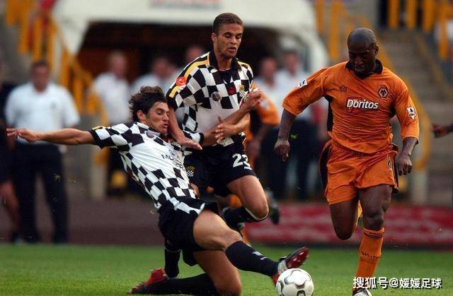 关于足球联赛争夺激烈,各队实力逐渐暴露的信息 关于足球联赛争夺激烈,各队实力逐渐暴露的信息