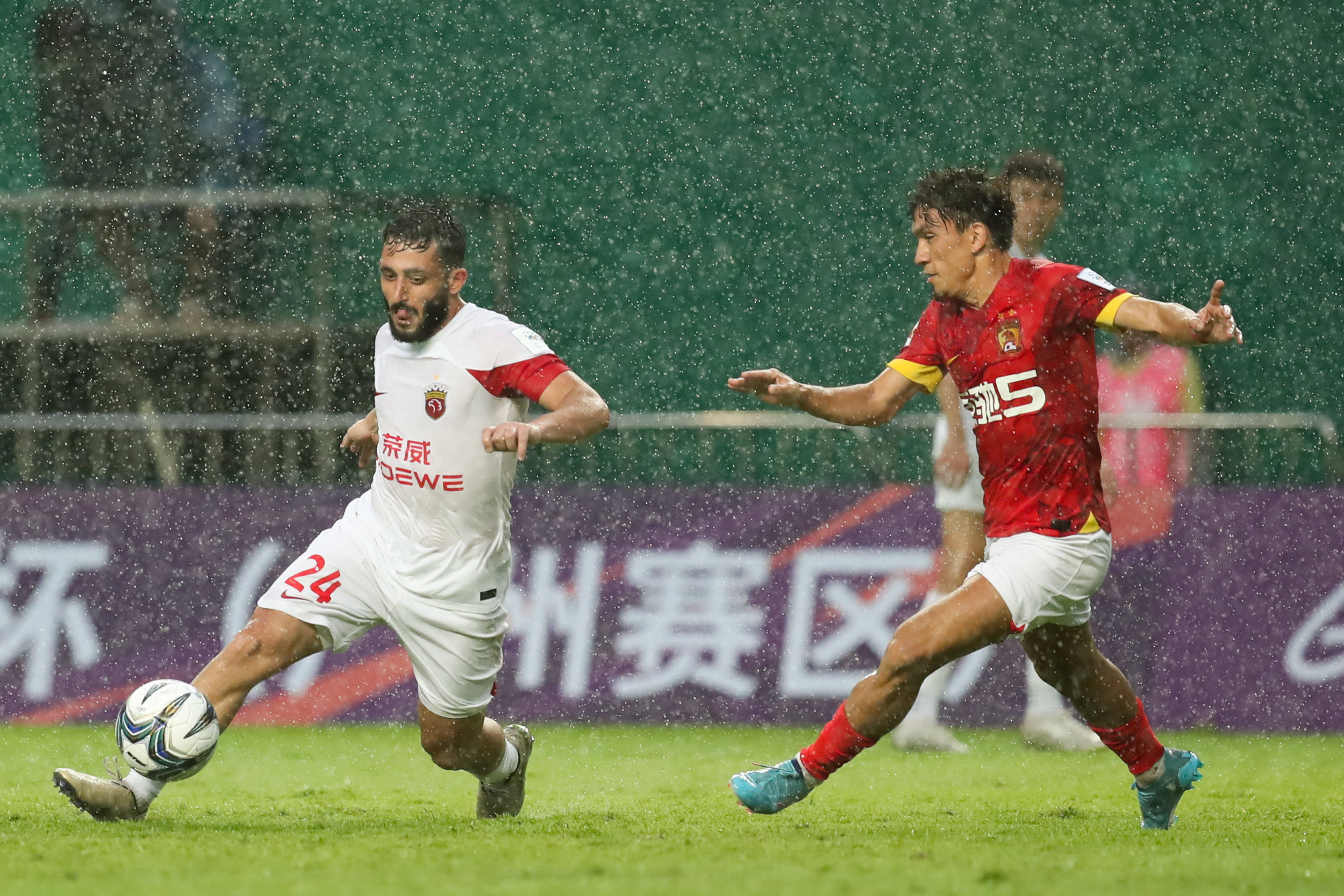 开云体育在线-山东泰山客场大胜大连一方，继续保持不败纪录的简单介绍