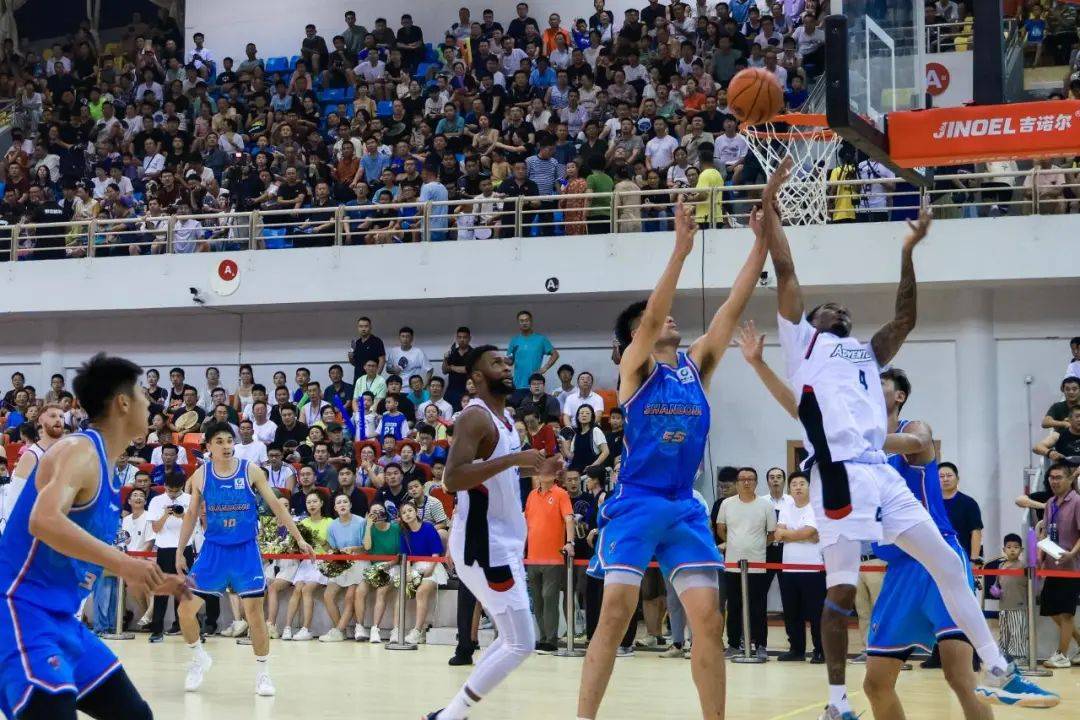 开云体育平台APP-职业篮球赛事现状令人瞩目，球员表现引人关注