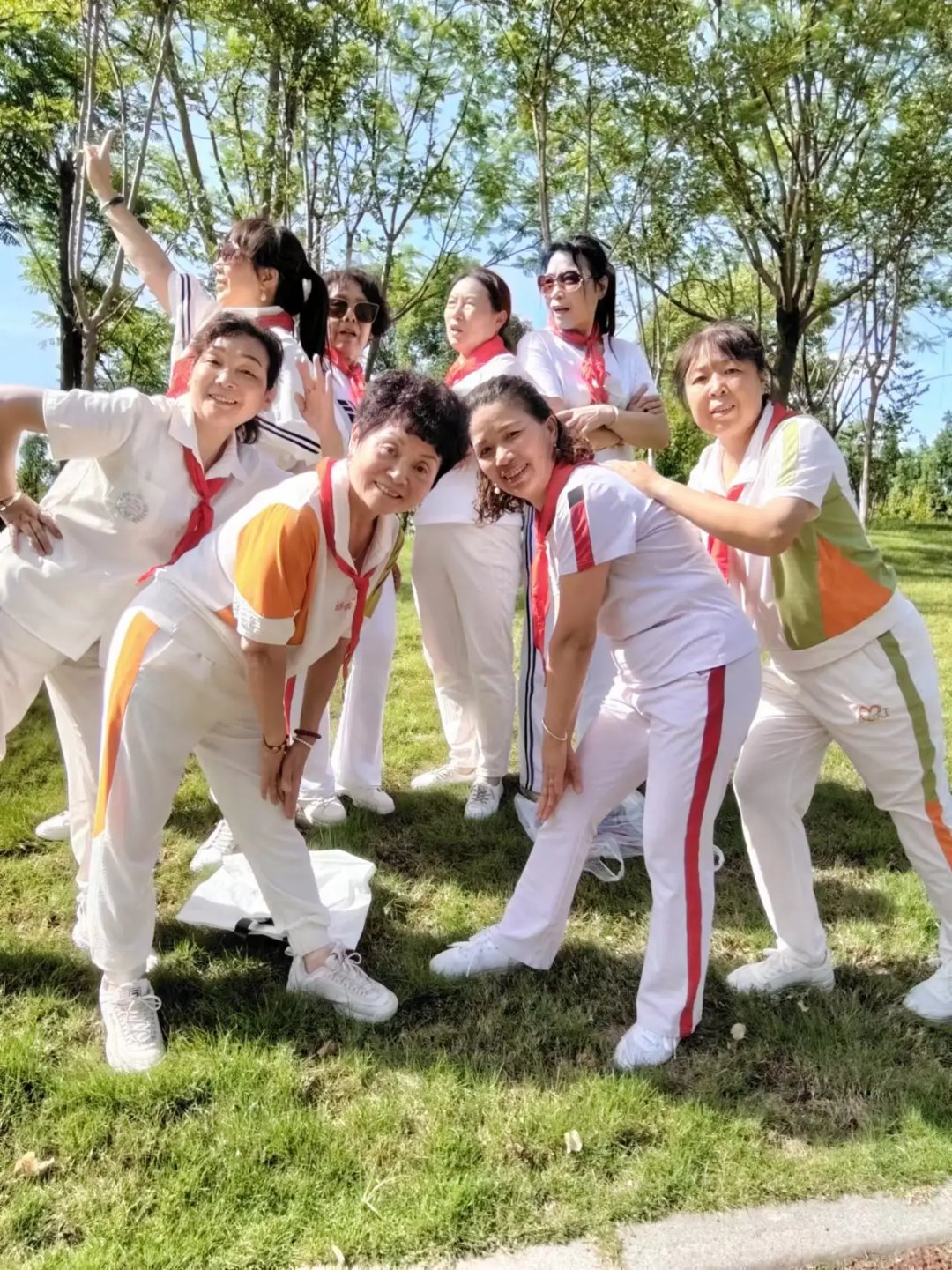 运动场上成群结伴,气势如虹 运动场上成群结伴,气势如虹