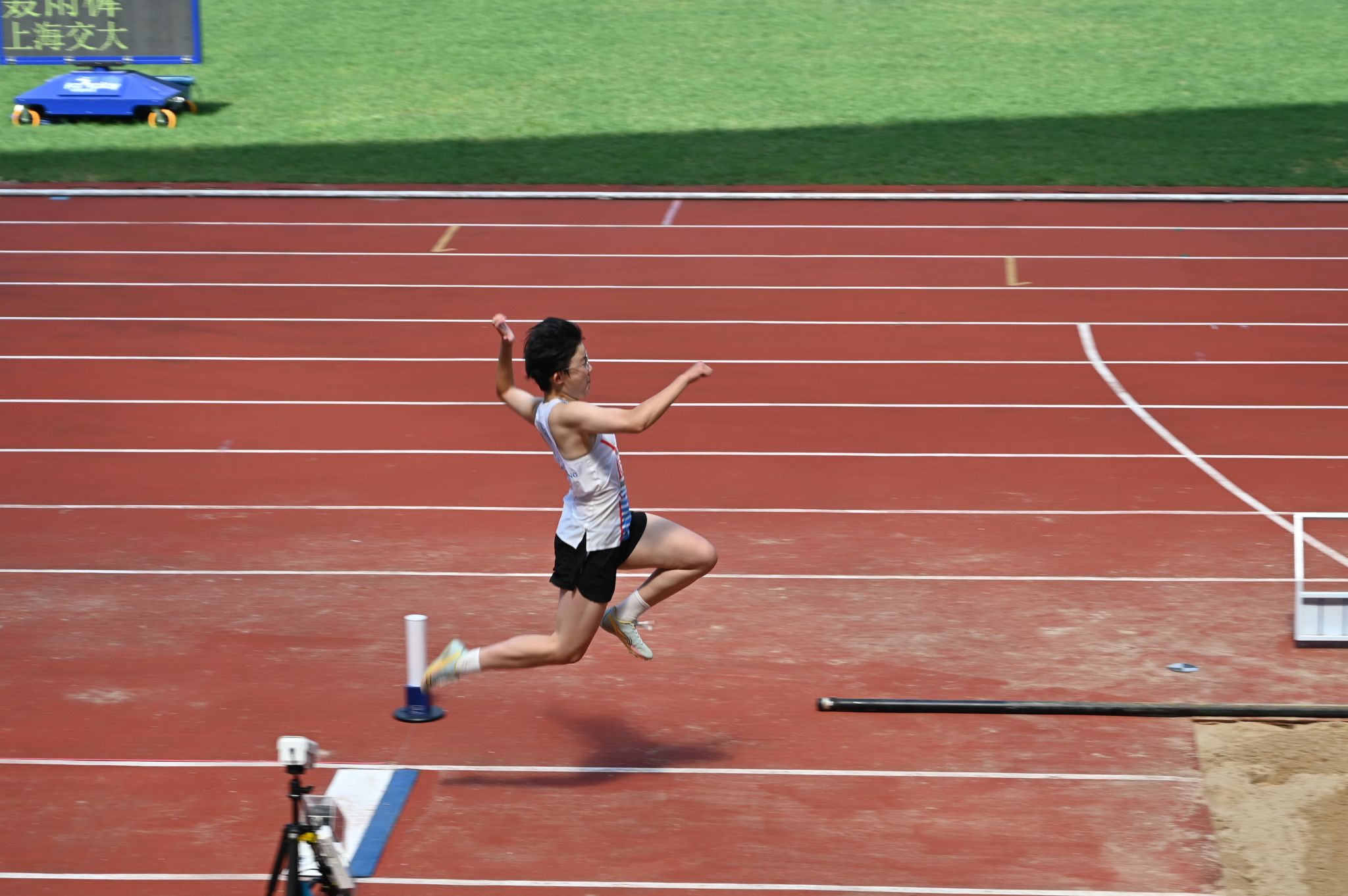 包含田径冠军突破自我，风采四射勇夺金牌的词条