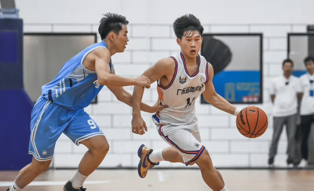 广东男篮球星联手，备战新赛季冲刺