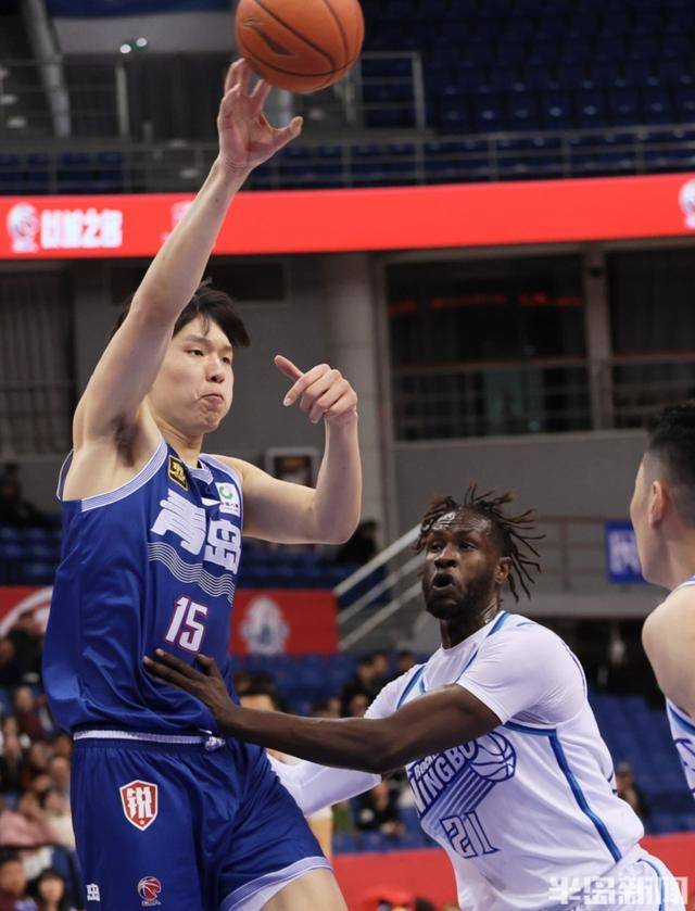 北京男篮主场击败青岛，结束连败