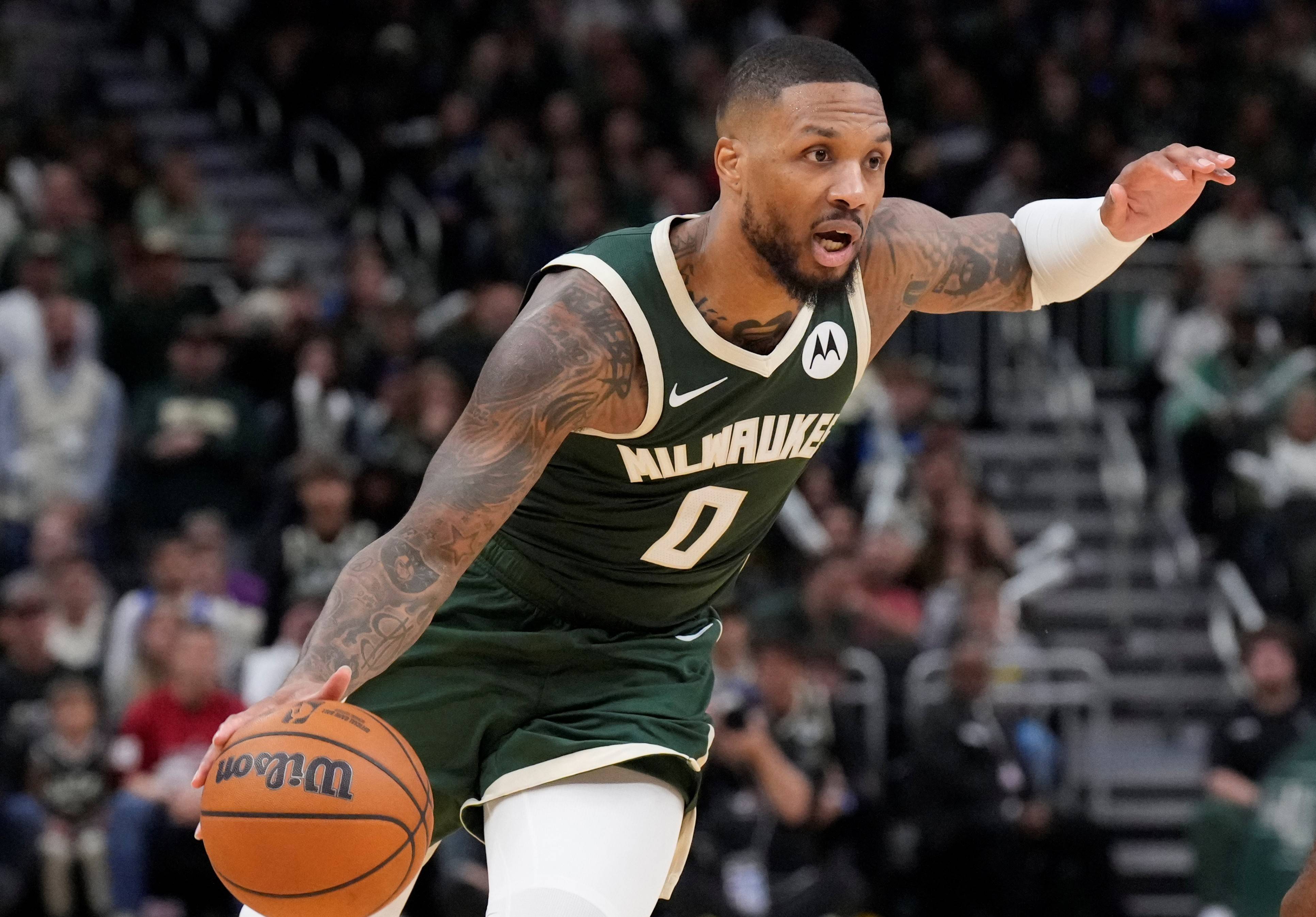 雄鹿全队发挥精彩取得两连胜 雄鹿全队发挥精彩取得两连胜