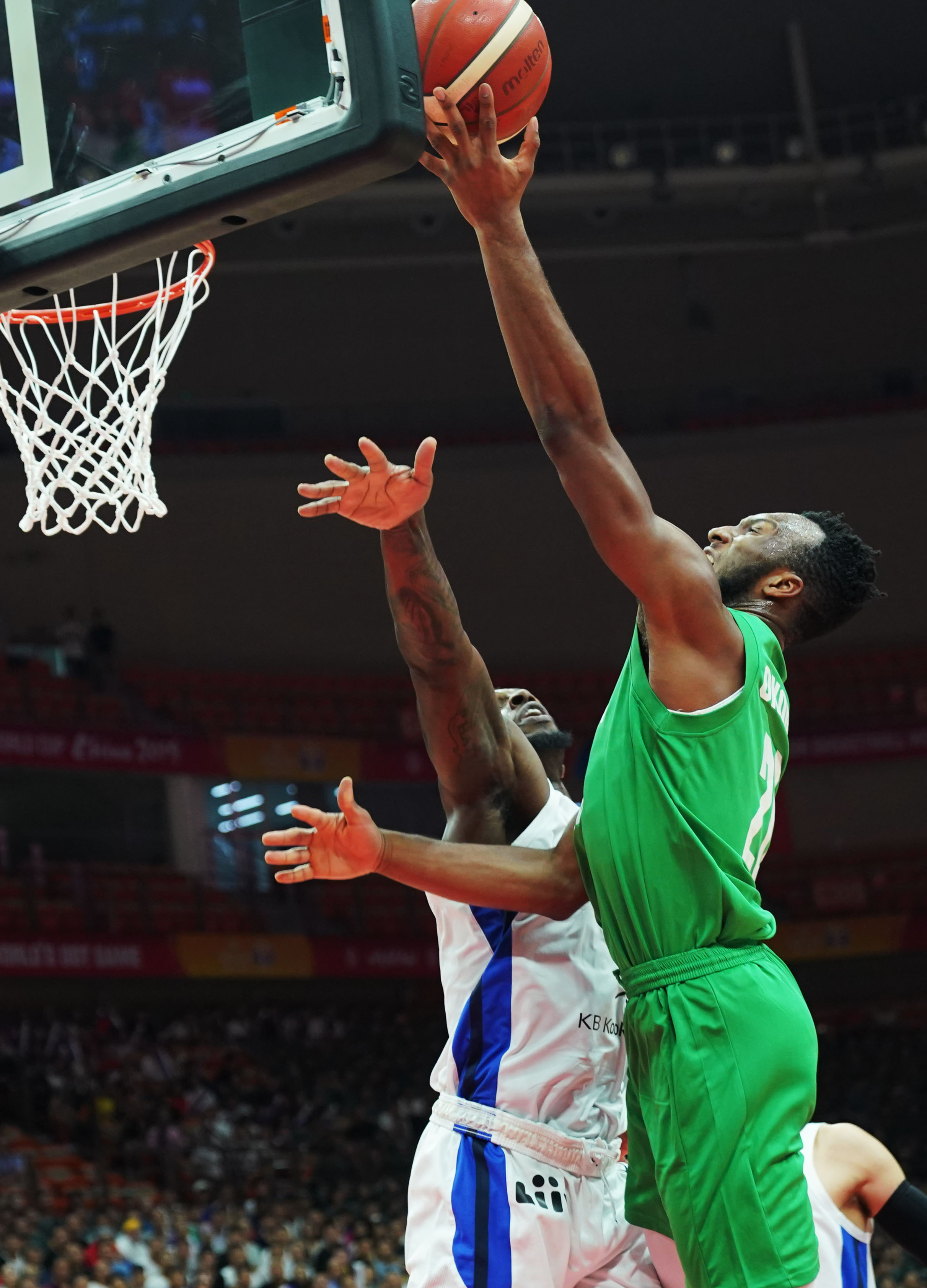 开云体育下载-韩国队员与尼日利亚队展开殊死搏斗