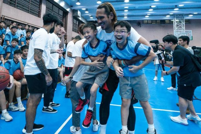 关于纳什篮球训练营开幕小球员接受专业指导备战赛季的信息 关于纳什篮球训练营开幕小球员接受专业指导备战赛季的信息