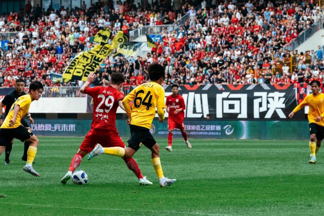 开云体育app-俱乐部足球比赛为球迷带来激动