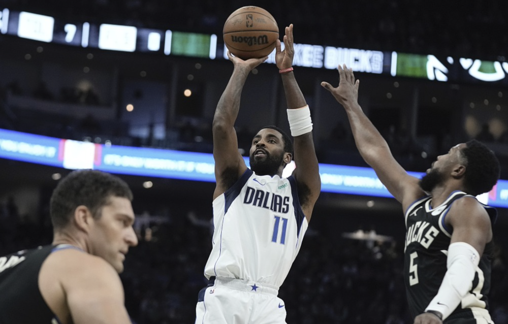 雄鹿客场逆转独行侠,取得四连胜 雄鹿客场逆转独行侠,取得四连胜