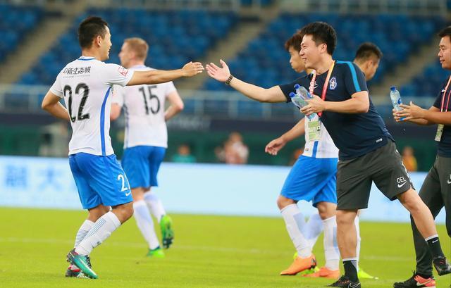 开云平台-关于天津泰达球迷疯狂庆祝胜利，欢呼声震天的信息