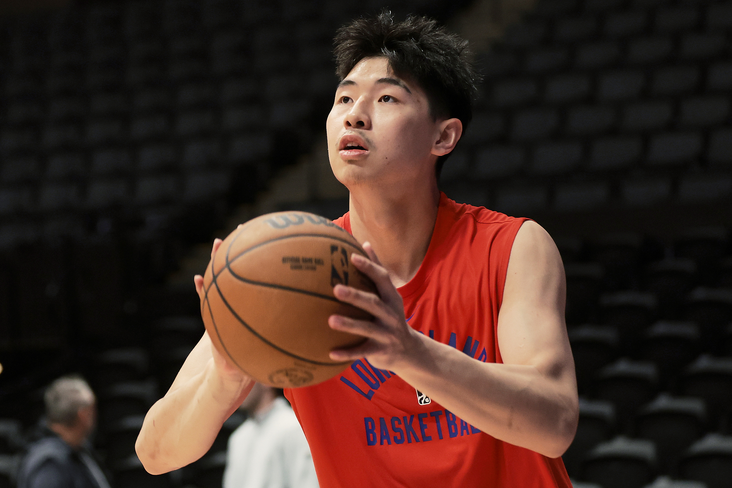 篮球赛事中热刺战胜对手成功宣布退役