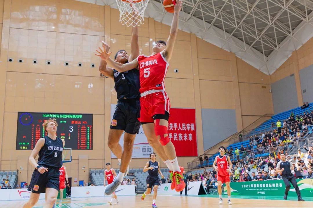 开云体育官网-身手敏捷的球员们赛场上大显身手