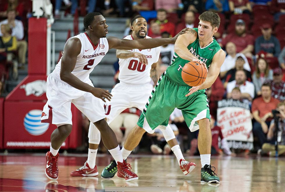 美洲篮球联赛混战不休,强弱对决激烈 美洲篮球联赛混战不休,强弱对决激烈