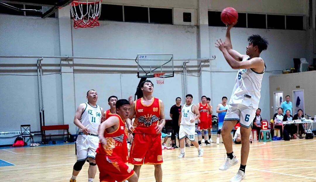 开云体育入口-篮球赛场上绽放精彩，球员技术精湛