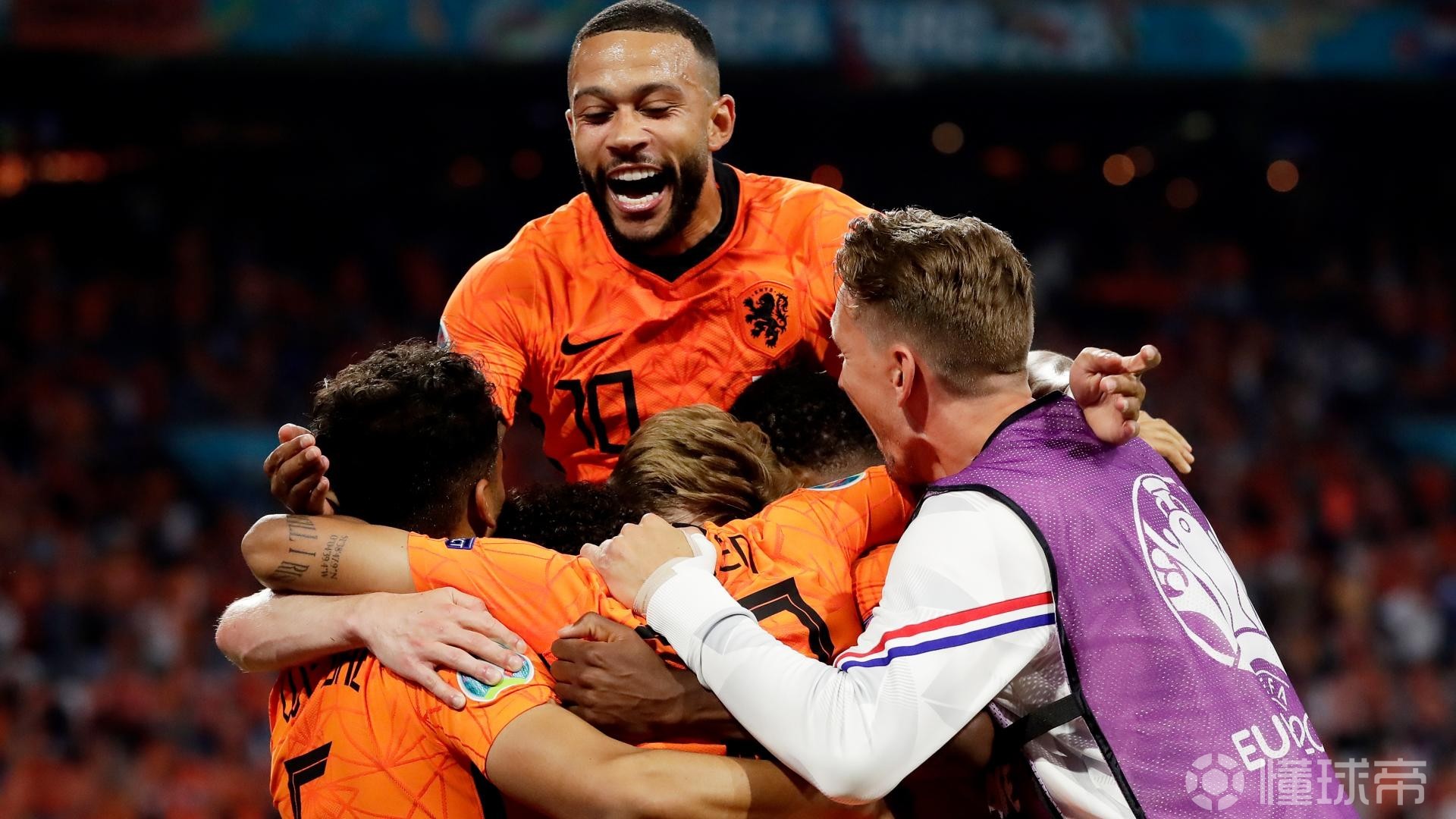 荷兰球队备战关键比赛,士气高涨训练备至的简单介绍 荷兰球队备战关键比赛,士气高涨训练备至的简单介绍